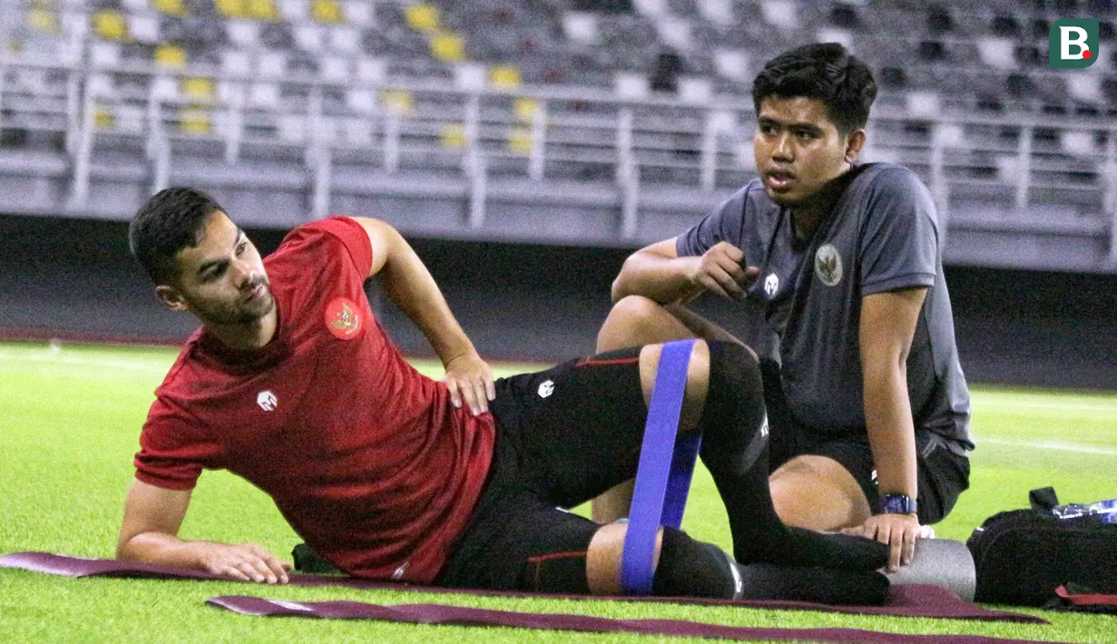 Pemain naturalisasi Timnas Indonesia, Sandy Walsh, menjalani latihan terpisah di Stadion Gelora Bung Tomo (GBT), Surabaya, Sabtu (10/6/2023) petang WIB. Pemain berusia 28 tahun tersebut mendapatkan cedera betis beberapa waktu lalu. (Bola.com/Wahyu Pratama)