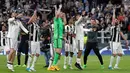 Pemain Juventus merayakan kemenangan usai pertandingan melawan AS Monaco pada leg kedua semifinal Liga Champions di Turin, Italia, (10/5). Juventus melangkah ke final setelah menang dengan aggregat 4-1. (AP Photo/Luca Bruno)