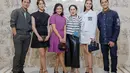 Meski beda generasi, ketiga sama-sama jinjing tas Dior dengan heels berwarna hitam. [@therealdisastr]