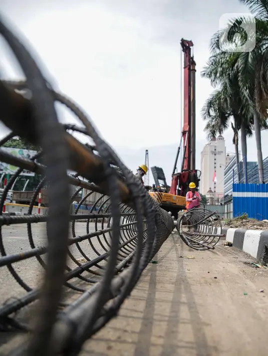 Pekerja membuat kerangka beton untuk pembangunan terowongan (underpass) Senen Extension di Pasar Senen, Jakarta, Sabtu (20/12/2019). Underpass yang pembangunan fisiknya ditarget selesai pada 2020 tersebut diharapkan dapat mengurangi kemacetan lalu lintas setempat. (Liputan6.com/Faizal Fanani)