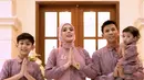 Fairuz dan kedua anak laki-lakinya tampil kompak mengenakan baju warna pink dan keunguan. [@fairuzarafiq]