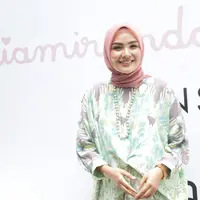 Koleksi terbaru Ria Miranda tetap dengan sentuhan warna pastel dan tambahan bahan tile. (Adrian Putra / Bintang.com)