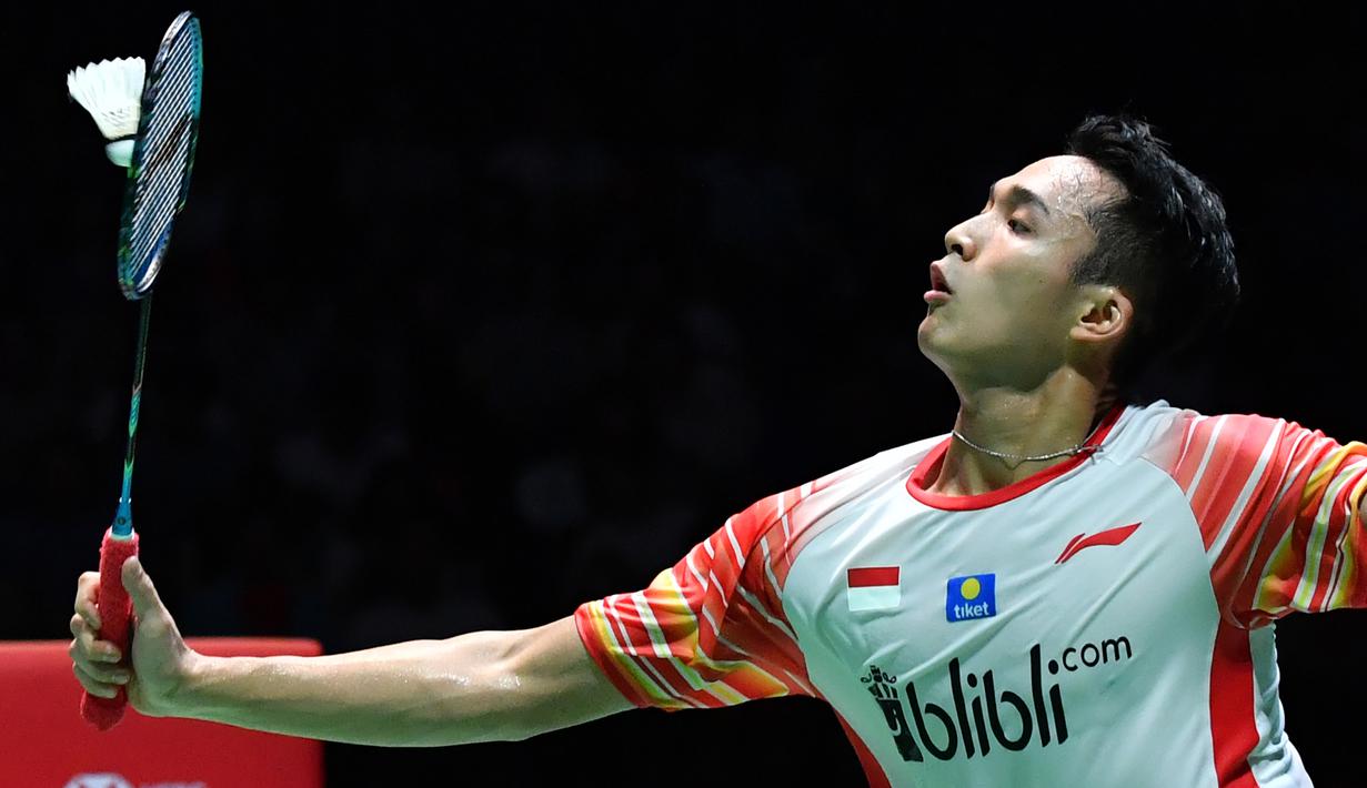 Tunggal putra Indonesia, Jonatan Christie mengembalikan kok ke tunggal putra Denmark, Jan O Jorgensen dalam babak semifinal Jepang Terbuka 2019  di Tokyo (27/7/2019). Jonatan Christie melaju ke final setelah menang 21-14 dan 21-14 atas Jan O Jorgensen. (AFP Photo/Toshifumi Kitamura)