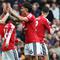 Bek Manchester United, Luke Shaw (kiri), merayakan gol pembuka bersama Lisandro Martinez (kanan), dalam pertandingan sepak bola Premier League antara Manchester United melawan Nottingham Forest di Old Trafford, Manchester, Inggris barat laut, pada 17 Mei 2026. (Darren Staples / AFP)