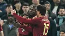 Tertinggal satu gol, AS Roma bangkit dan berhasil menyamakan kedudukan pada menit ke-20 lewat aksi Evan Ndicka. (JUSTIN TALLIS/AFP)