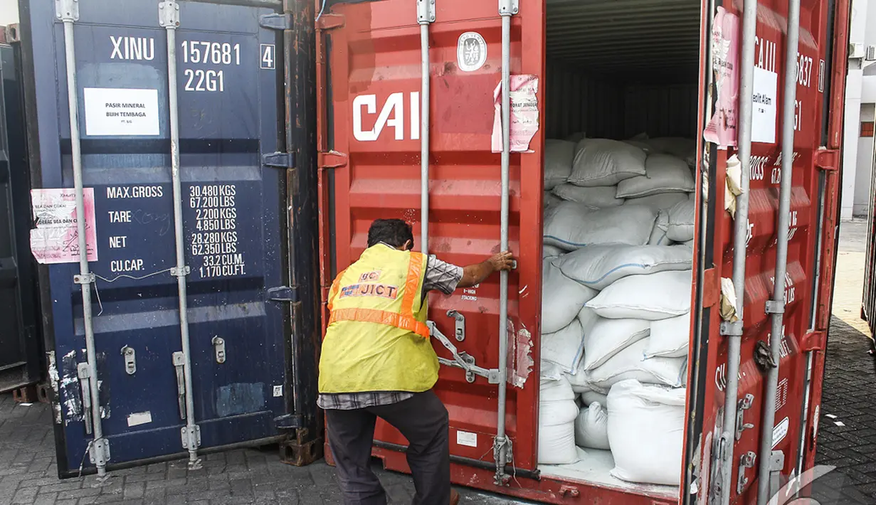 Petugas menunjukkan barang bukti bijih krom saat konpers penegahan barang ekspor illegal di Tanjung Priok, Tanjung Priok, Jakarta, Rabu (5/11/2014) (Liputan6.com/Faizal Fanani)