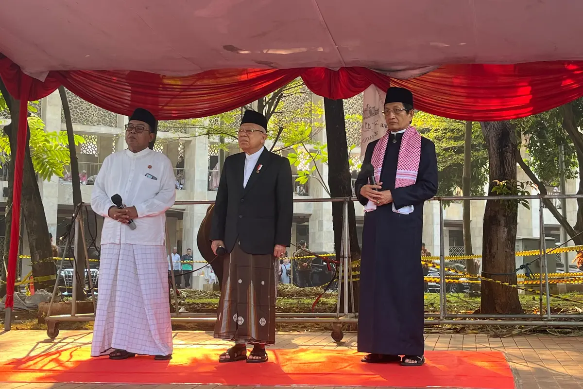 Wakil Presiden (Wapres) Ma’ruf Amin menyerahkan sapi kurban miliknya dan milik Presiden Joko Widodo (Jokowi) di Masjid Istiqlal, Jakarta Pusat.