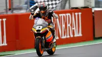 Marc Marquez merayakan kemenangan sensasional pada GP Valencia 2012 saat masih di kelas Moto2. (Red Bull)