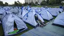 <p>Tenda dengan bendera Israel di atasnya terlihat berjejer di dekat parlemen Israel, Knesset. (AP Photo/Ohad Zwigenberg)</p>