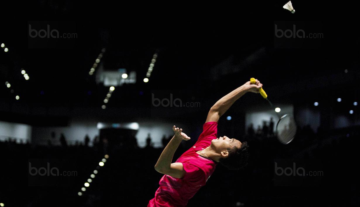 Tunggal putra Indonesia, Jonatan Christie, saat bertanding melawan pemain Thailand, Khosit Phetpradab, di Axiata Arena, Kuala Lumpur, Selasa (29/8/2017). Jonatan Christie menang 21-19, 21-10 atas Khosit Phetpradab. (Bola.com/Vitalis Yogi Trisna)