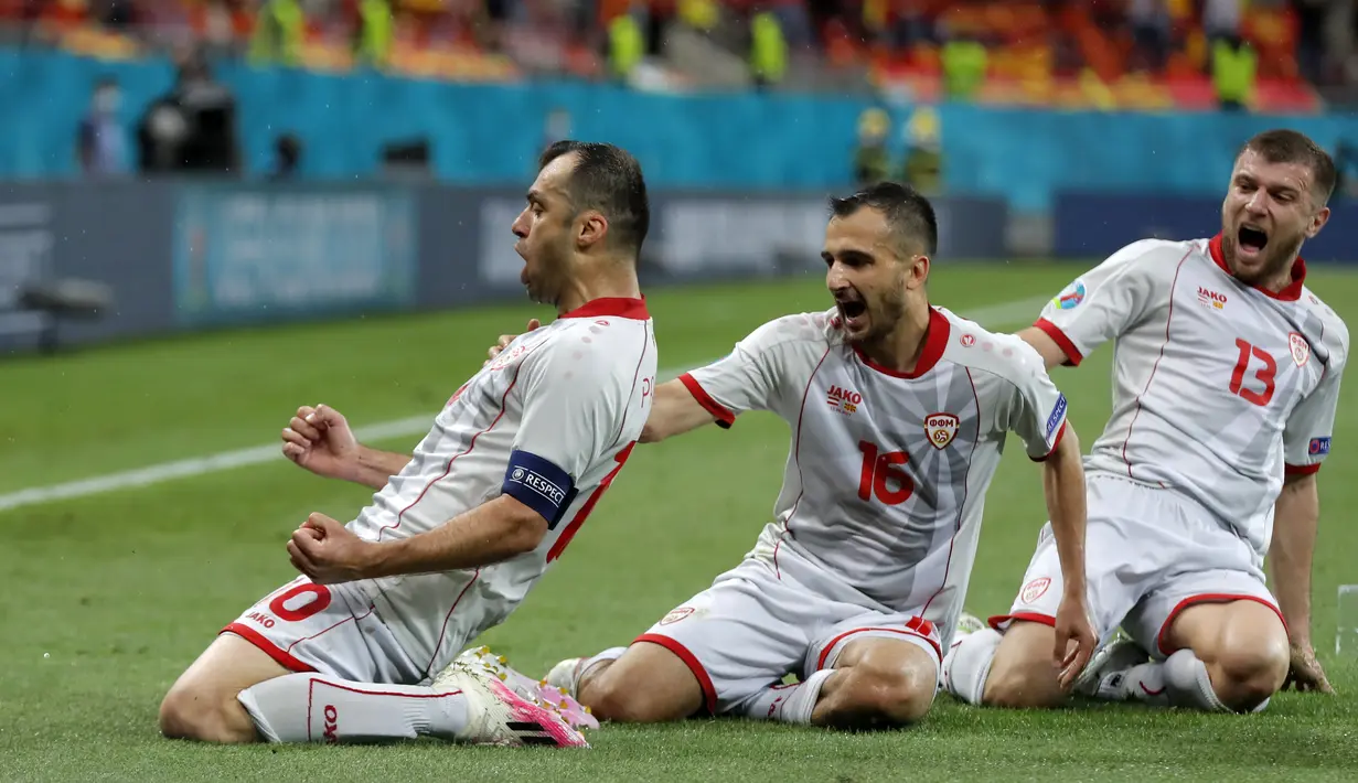 Tertinggal satu gol tidak membuat Makedonia Utara lantas mengibarkan bendera putih. Mereka berhasil menyamakan kedudukan di menit ke-28 lewat gol yang dicetak pemain veteran, Goran Pandev. (AP Photo/Vadim Ghirda, Pool)