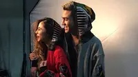 Potret Matt dan Valerie saat photoshoot. Keduanya kompak mengenakan jaket. (Liputan6.com/IG/valerieethomas)