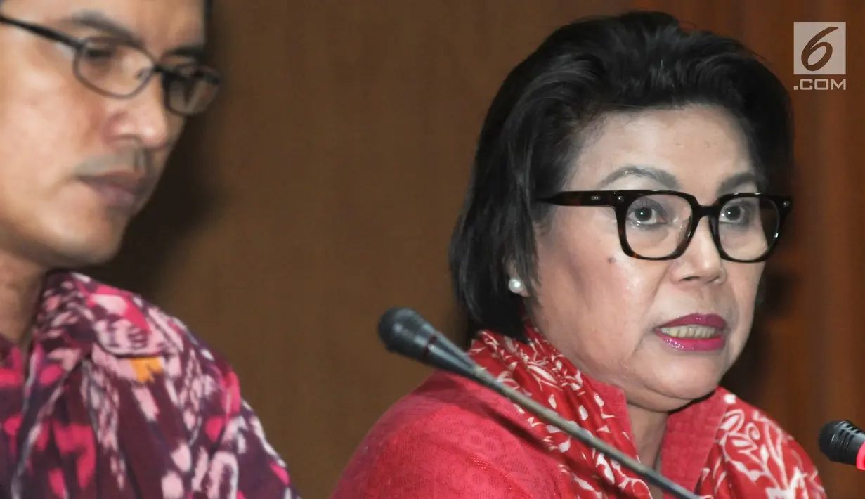 Wakil Pimpinan KPK, Basaria Panjaitan dan Jubir KPK, Febri Diansyah memberi keterangan pers terkait OTT anggaran pendidikan Cianjur di gedung KPK, Jakarta, Rabu (12/12). KPK menetapkan 4 tersangka dengan barang bukti Rp1,5M. (merdeka.com/Dwi Narwoko)