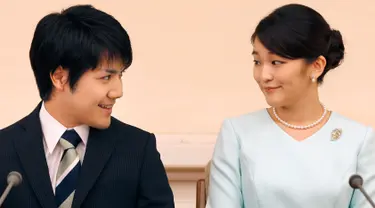 Putri sulung Pangeran Akishino, Putri Mako dan kekasihnya, Kei Komuro saling bertatapan saat mengumumkan pertunangannya di Tokyo, Jepang, (3/9). Cucu tertua Kaisar Akihito ini bertunangan pada 3 September 2017. (AFP Photo/Pool/Shizuo Kambayashi)