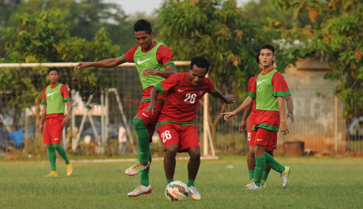 Timnas Indonesia U-23 kembali melakukan latihan di Lapangan Sutasoma Halim Perdanakusuma, Jakarta, Sabtu (23/5/2015). Tampak, penggawa timnas U-23, Yohanes Ferinando Pahabol (26) berebut bola dengan Abduh Lestaluhu. (Liputan6.com/Helmi Fithriansyah)