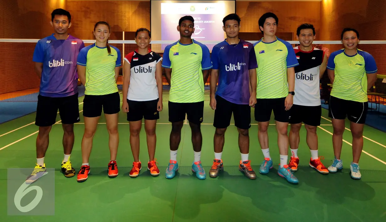 Pebulutangkis Indonesia dan Australia berfoto bersama usai laga eksebisi di Kedubes Australia, Jakarta, Kamis (26/5/2016). Laga ini menjadi pemanasan jelang Indonesia Open 2016. (Liputan6.com/Helmi Fithriansyah)