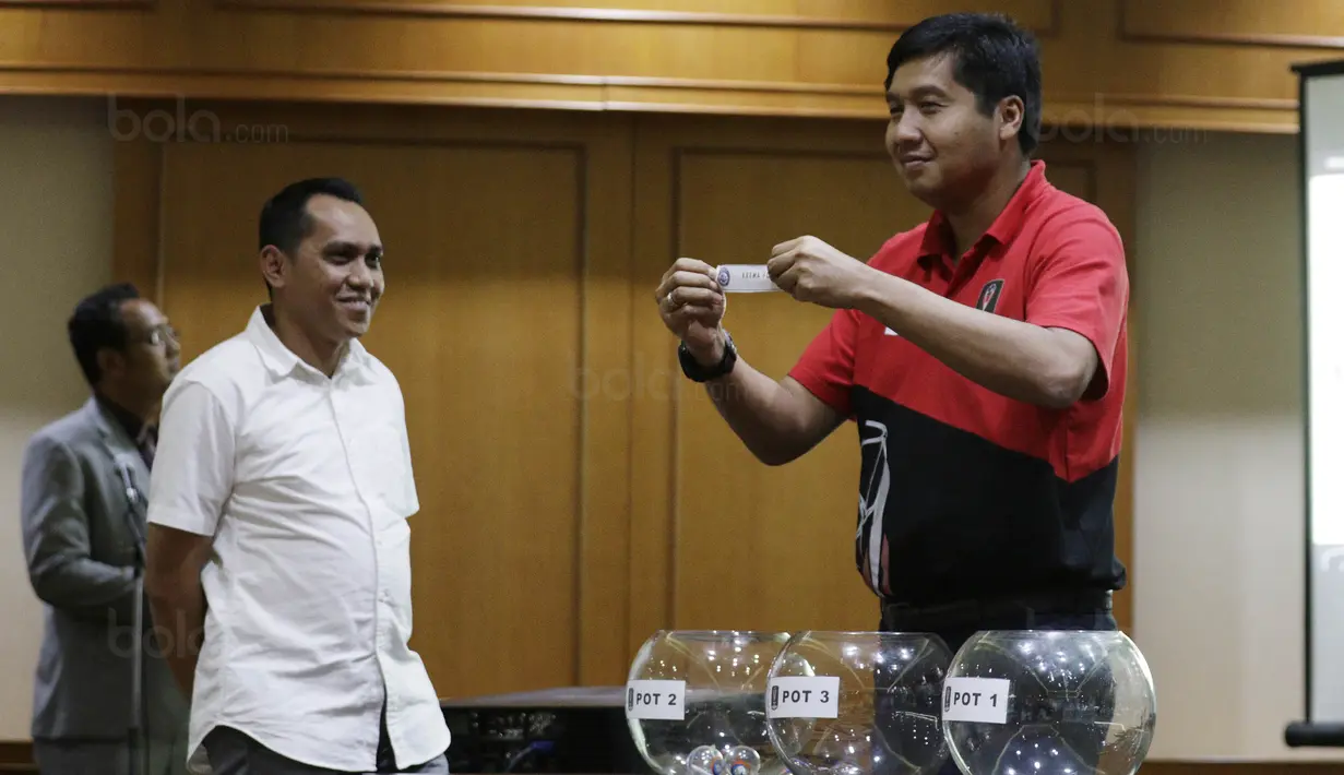 Ketua Steering Committee, Maruarar Sirait, saat drawing babak 8 besar Piala Presiden 2018 di Hotel Sultan, Jakarta, Rabu (31/1/2018). Pertandingan di fase 8 besar akan digelar di Stadion Manahan, Solo, 3 dan 4 Februari 2018. (Bola.com/M Iqbal Ichsan)