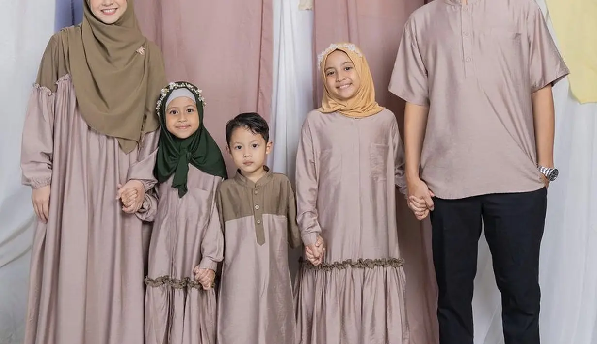 Natasha Rizky tampil mengenakan abaya warna keunguan dengan atasan warna cokelat. Serasi digunakan untuk keluarga. Credit: Instagram @natasharizkynew