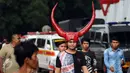 Seorang suporter Semen Padang memakai tanduk raksasa saat memasuki areal Stadion GBK Jakarta, Minggu (24/1/2016). Semen Padang akan melawan Mitra Kukar dalam laga final Piala Jenderal Sudirman. (Liputan6.com/Helmi Fithriansyah)