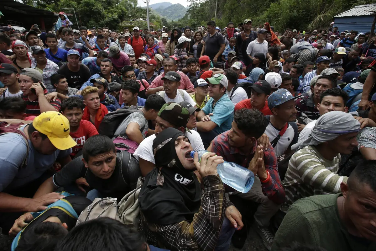 Karavan migran, atau eksodus imigran besar-besaran yang melewati Honduras menuju AS (AP/Moises Castilo)