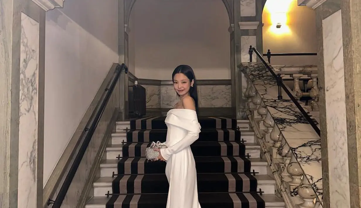 Jennie tampil dengan gaun putih off shoulder lengan panjang yang indah. Gaun tersebut merupakan koleksi bridal dari brand Lihi Hod. [@jennierubyjane]
