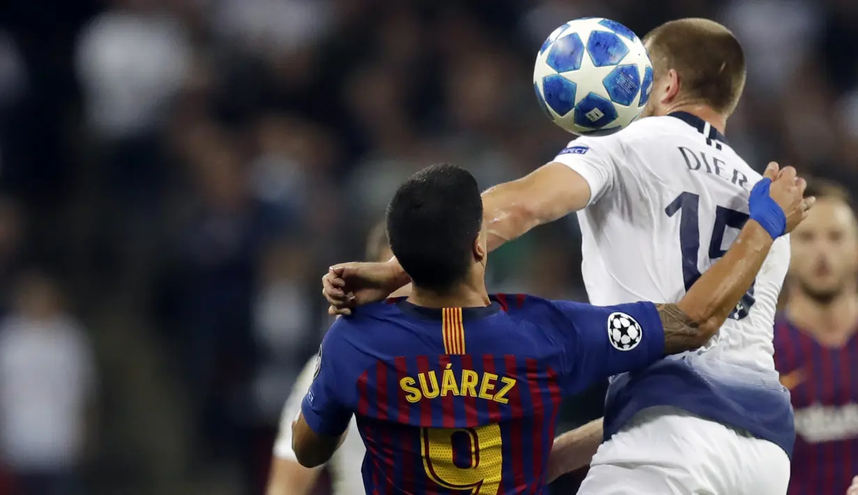 Striker Barcelona, Luis Suarez, duel udara dengan bek Tottenham Hotspur, Eric Dier, pada laga Liga Champions di Stadion Wembley, Rabu (3/10/2018).  Barcelona menang 4-2 atas Tottenham Hotspur. (AP/Kirsty Wigglesworth)