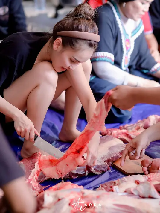 "Kenalin tukang daging depok nih 😘🤪🐂🤘🏻langganan tukang daging tiap taun alhamdulillah nh
Insa allah berkah barokah semua y warga amiiinnnnnn," tulis Ayu Ting Ting sebagai keterangan foto. [Instagram/ayutingting92]