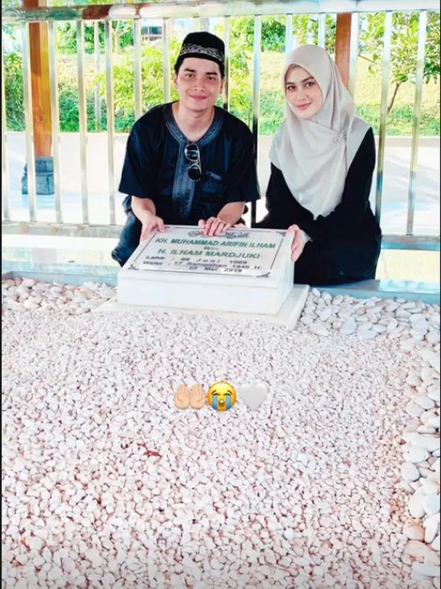 6 Potret Alvin Faiz dan Henny Rahman Usai Menikah, Ziarah ke Makam Ustaz Arifin Ilham