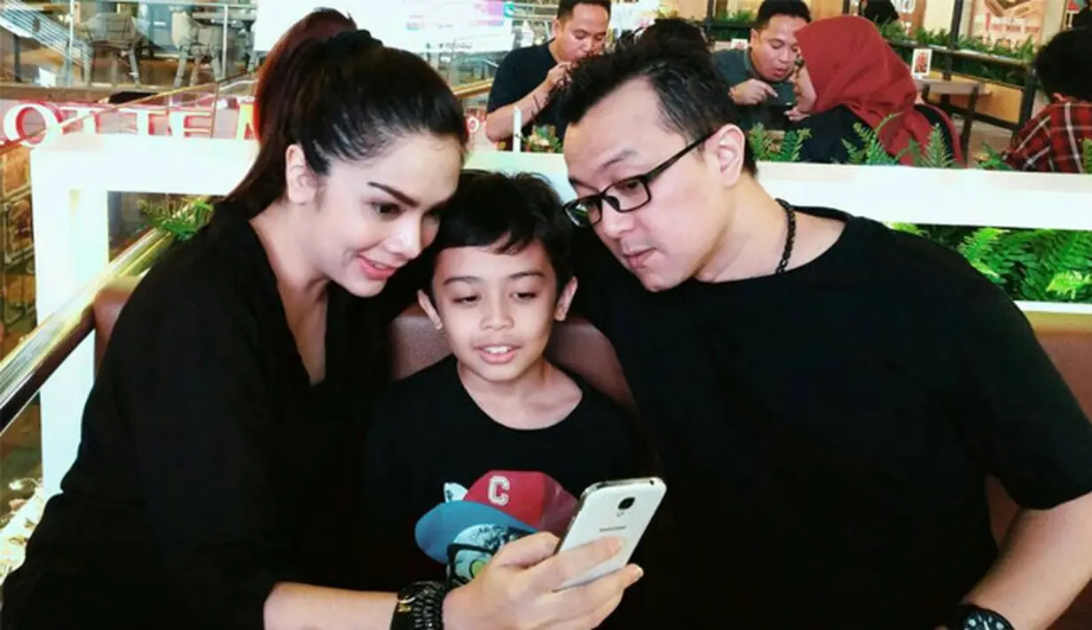 "Dalam pertemuan pertama itu, dia sudah lihat aku, tapi aku belum lihat dia," ungkap perempuan kelahiran Jakarta, 16 November 1978 kepada Bintang.com, melalui aplikasi WhatsApp, Rabu (3/5/2017). (dok. Keluarga)