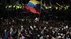 Orang-orang menghadiri unjuk rasa dukungan untuk mantan Presiden Venezuela Nicolas Maduro dan istrinya Cilia Flores di Caracas pada 6 Januari 2026. Pemimpin sementara Venezuela, Delcy Rodriguez, mengumumkan masa berkabung nasional selama tujuh hari pada Selasa (6/1/2026). (Federico PARRA/AFP)