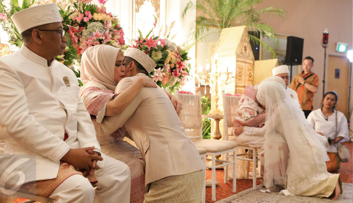 Pasangan Artis, Ben Kasyafani dan Nesyana Ayu Nabila usai melakukan  ijab kabul di  kawasan Mega Kuningan, Jakarta, Sabtu (30/07). Resepsi pernikahan di Grand Ballroom Ritz Carlton Hotel,Jaksel digelar pada pukul 19.00 WIB. (Liputan6.com/Herman Zakharia)