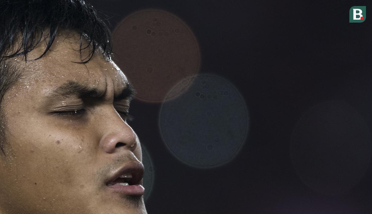 Bek Timnas Indonesia, Rachmat Irianto, saat menyanyikan laga Indonesia Raya sebelum melawan Jepang pada laga Piala AFC U-19 di SUGBK, Jakarta, Minggu (28/10). Indonesia 0-2 dari Jepang. (Bola.com/Vitalis Yogi Trisna)