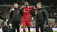 Penyerang Liverpool, Alexander Isak, mengalami cedera saat timnya menang 2-1 atas Tottenham Hotspur pada laga pekan ke-17 Premier League di Tottenham Hotspur Stadium, Minggu (21/12/2025) dini hari WIB. (AFP/Justin Tallis)