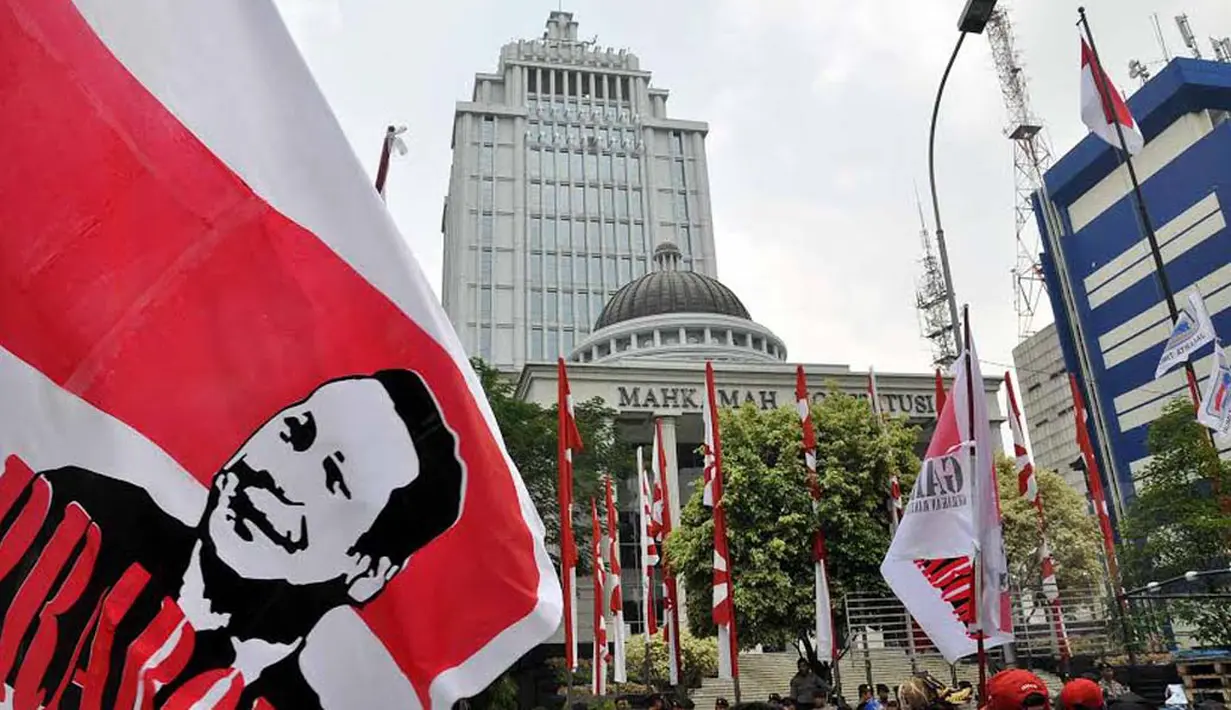 Gedung Mahkamah Konstitusi tampak diramaikan bendera dan atribut buruh karena didatangi ribuan buruh dari berbagai organisasi (Liputan6.com/Miftahul Hayat) 
