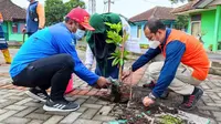 Sejumlah relawan dan komunitas bersama Badan Penanggulangan Bencana Daerah (BPBD) Jawa Timur (Jatim) dan Komisi E DPRD Jatim melakukan gerakan Penghijauan Bumi Arema