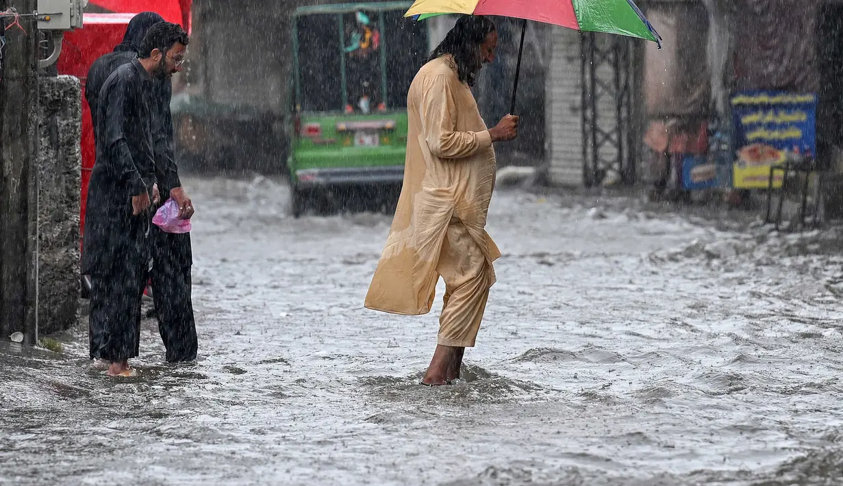 Dan 240 juta penduduk Pakistan menghadapi peristiwa cuaca ekstrem dengan frekuensi yang semakin meningkat. (Aamir Qureshi/AFP)