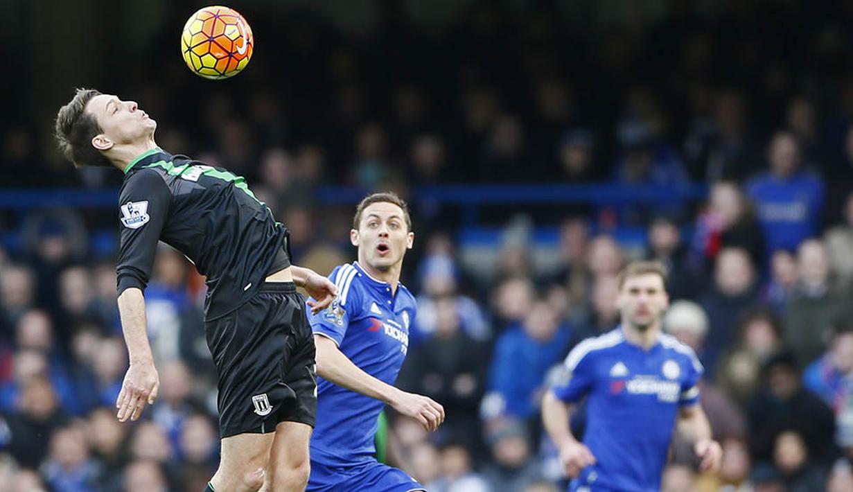 Bek Stoke, Philipp Wollscheid, menahan laju bola dari kejaran pemain Chelsea. Stoke kini belum terkalahkan pada empat laga terakhir mereka di Liga Pemier Inggris. (Reuters/Stefan Wermuth)