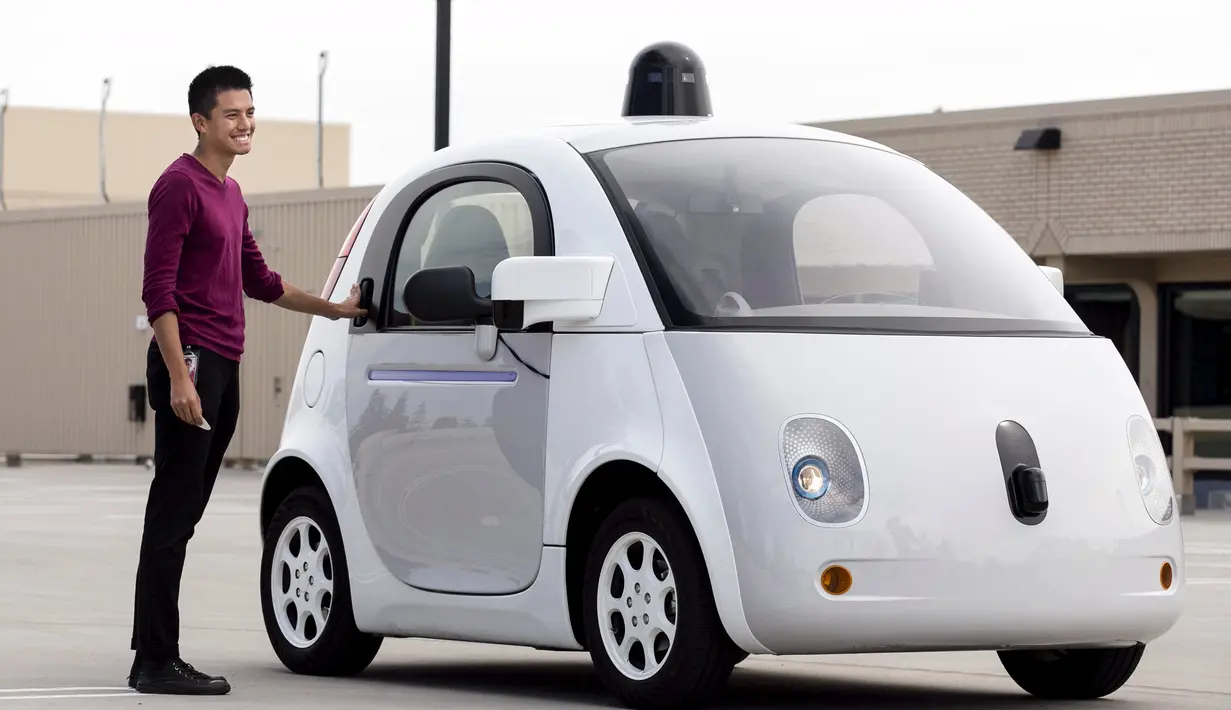 Operator kendaraan Google Reko Ong berdiri di samping sebuah prototipe kendaraan self-driving Google sendiri selama preview media kendaraan otonom Google saat ini di Mountain View, California, AS (29/9/2015). (REUTERS/Elia Nouvelageuvelage)