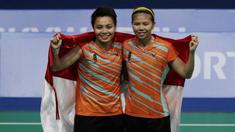 Ganda Indonesia, Greysia Polii / Apriyani Rahayu, melakukan selebrasi usai meraih emas pada final SEA Games 2019 di Muntinlupa Sports Complex, Manila, Senin (9/12). Pasangan Indonesia menang 21-3 dan 21-8 atas wakil Thailand. (Bola.com/M Iqbal Ichsan)