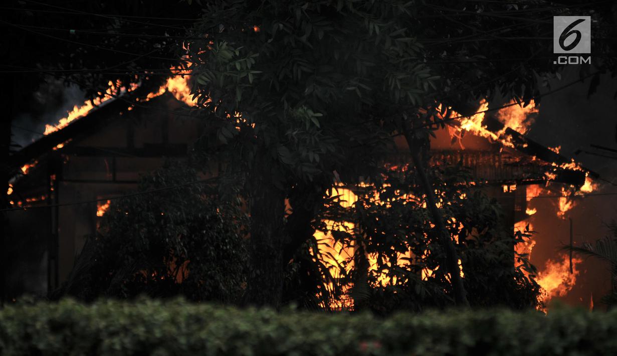 Pos Polisi Subsektor Pejompongan terbakar saat pelajar dan polisi terlibat bentrok dalam demonstrasi di Jakarta, Rabu (25/9/2019). Pos Polisi Subsektor Pejompongan yang berada dekat lokasi bentrok terbakar hingga menghanguskan bangunan. (merdeka.com/Iqbal Nugroho)