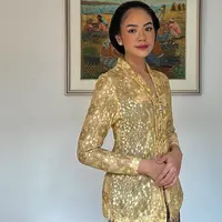 Rania Yamin kenakan kebaya brokat kuning keemasan dipadukan bawahan batik motif klasik dan bros emas yang disematkan di bagian dada. Rambutnya yang disanggul makin memperkuat kesan klasik pada penampilannya (instagram/raniaayamin)