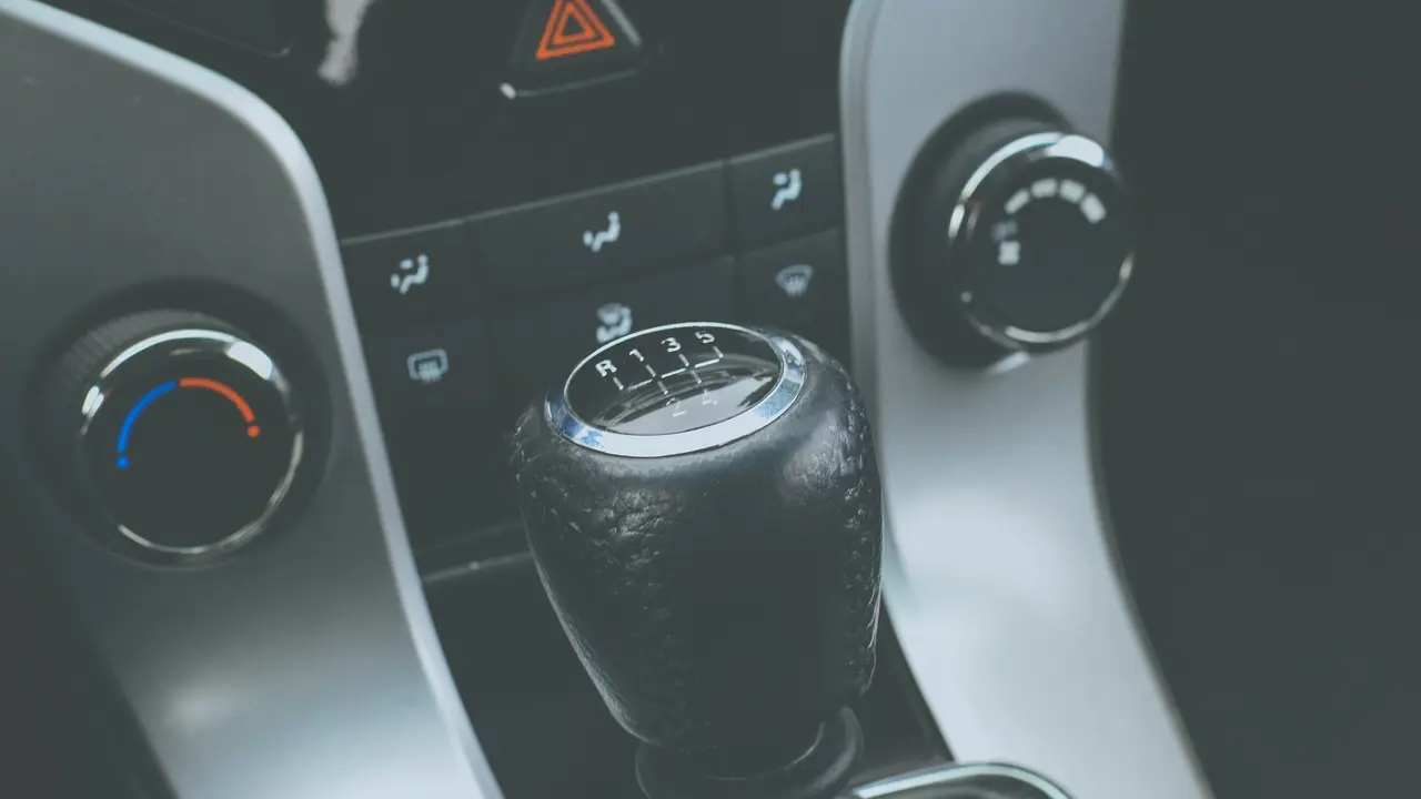 Cara Mengemudi Mobil Manual yang Benar