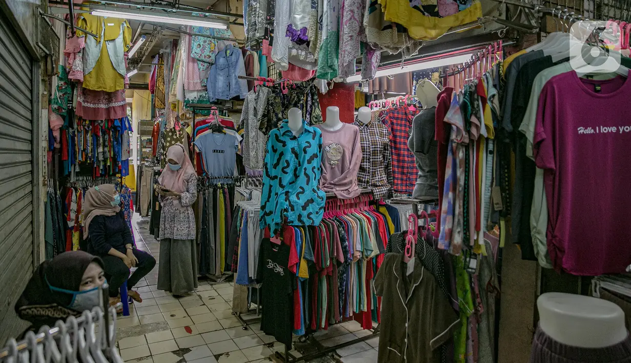 Aktivitas pedagang saat menunggu pembeli di Pasar Pondok Labu, Jakarta, Rabu (10/2/2021). Satu pedagang dinyatakan positif Covid-19, meski begitu pengelola Pasar Pondok Labu tetap melanjutkan operasional pasar sambil melakukan tracing dan tracking pada para pedagang. (Liputan6.com/Faizal Fanani)