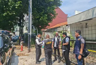 Tim Puslabfor Mabes Polri kembali mendatangi klinik kecantikan di kawasan Kebayoran Baru, Jakarta Selatan. Mereka datang untuk melanjutkan olah TKP kasus kematian pria bernama Sutrimo. (Liputan6/Rifqy Alief)