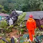 Tim penyelamat sedang memeriksa kerusakan dan mencari korban setelah tanah longsor di Natuna, Kepulauan Riau (Kepri) dalam foto selebaran yang diambil dan dirilis pada 7 Maret 2023 oleh kantor Kementerian Komunikasi dan Informatika Natuna. (HO / Natuna ministry of communication / AFP)