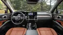 Sama seperti eksterior, interior mobil ini juga bernuansa kekar. Kisi AC vertika, lekukan dashboard tegas, serta elemen desain yang terlihat tebal-tebal menghiasi sekujur bagian dalam KIA Sorento. Kemewahan dengan jok, dahsboard, dan door trim berlapis kulit memberikan kenyamanan dan rasa mahal ekstra ketika berada di dalam Sorento. (Source: kia.com/us)