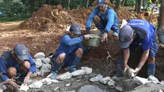 Petugas menyelesaikan pembuatan sumur resapan di kawasan Monas, Jakarta, Selasa (26/2). Pemkot Jakarta Pusat akan membangun 1.000 sumur resapan yang tersebar di berbagai lokasi untuk menampung air hujan. (Liputan6.com/Immanuel Antonius)