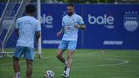 Rekrutan anyar Persib Bandung, Layvin Marc Kurzawa, mulai berlatih bersama rekan-rekan setimnya di lapangan pendamping Stadion GBLA, Kota Bandung, Rabu (28/1/2026). (Bola.com/Erwin Snaz)