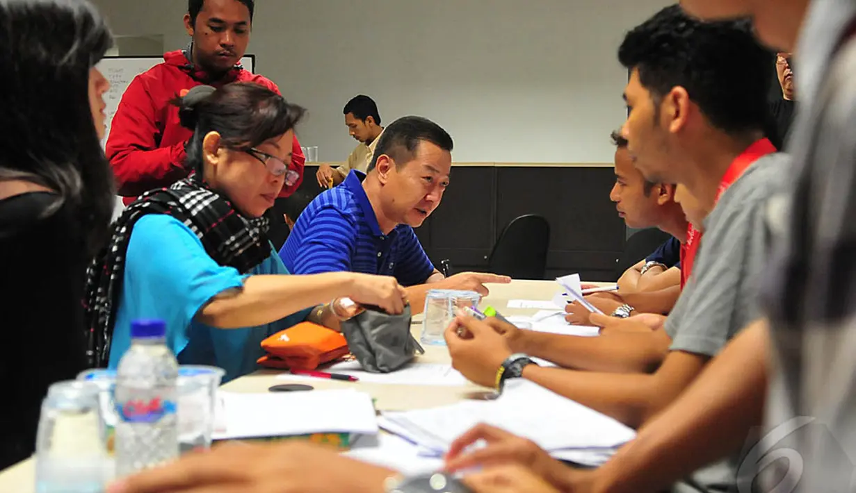 Kerabat penumpang pesawat AirAsia QZ8501 terlihat menanyakan kepastian nasib keluarganya di Crisis Centre AirAsia di Terminal 2 Bandara Juanda, Surabaya, Minggu (28/12/2014). (Liputan6.com/Johan Tallo)