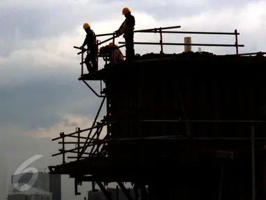 Pekerja menyelesaikan pembangunan jalur layang MRT di kawasan Lebak Bulus, Jakarta, Sabtu (15/10). Presiden Jokowi mengatakan proyek pembangunan MRT rute Lebak Bulus-Bundaran HI diperkirakan selesai pada tahun 2019 mendatang. (Liputan6.com/Helmi Afandi)